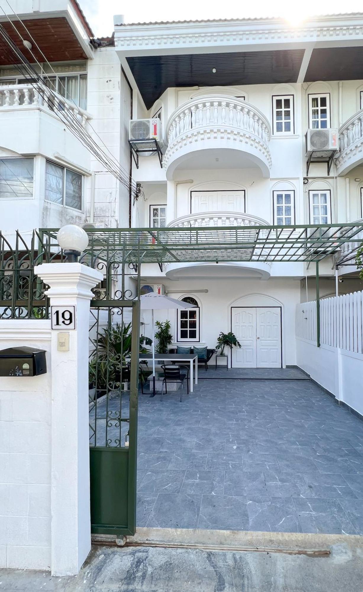 Neveu Premier Residence : Ratchada Bangkok Exterior photo