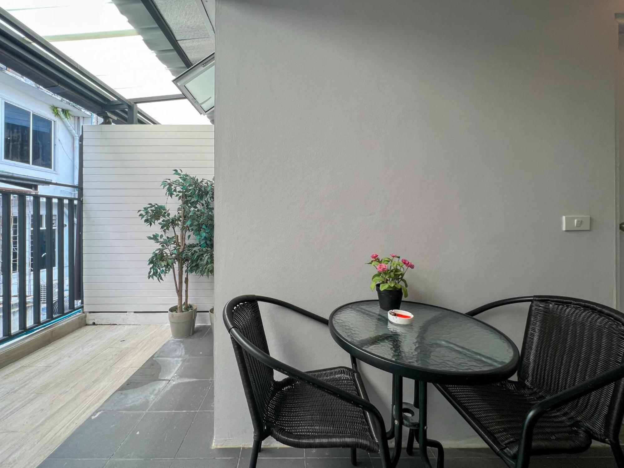 Neveu Premier Residence : Ratchada Bangkok Exterior photo